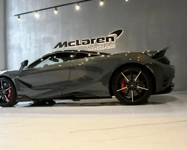 Szary McLaren 765LT w salonie McLaren Warszawa. Zastanawiasz się nad mclaren cena?