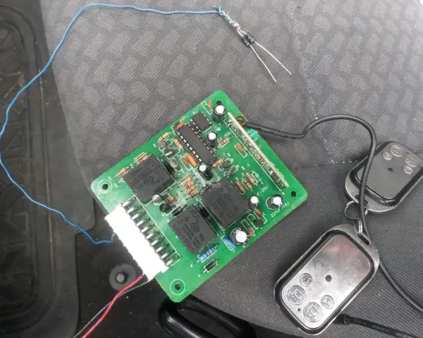Schemat sterownika centralnego zamka do Audi A4 B5 z pilotami.
