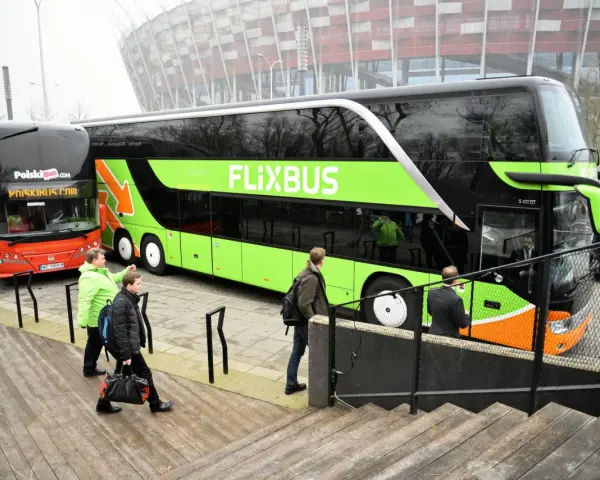 Dwa autokary, Flixbus i PolskiBus, czekają na pasażerów. Zastanawiasz się, ile kosztuje bus nad morze?
