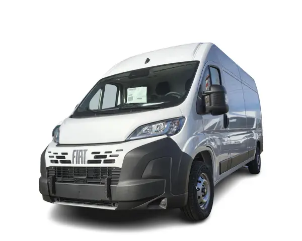 Biały bus Fiat Ducato, idealny do transportu. Zastanawiasz się, ile płaci spedycja za km bus?