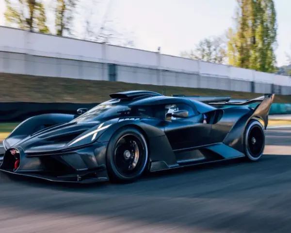 Czarny Bugatti Bolide na torze wyścigowym. Zastanawiasz się, ile kosztuje Bugatti Bolide? To marzenie wielu fanów motoryzacji.