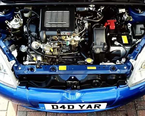 Silnik diesla D-4D w Toyocie Yaris 2, czysty i zadbany, gotowy do jazdy.