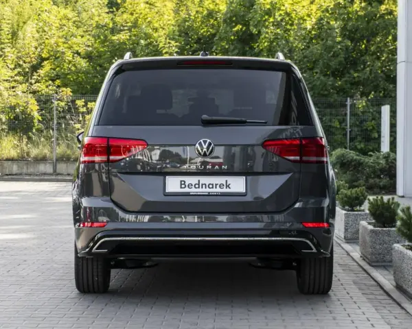 Szary VW Touran 7 osobowy. Gdzie jest koło zapasowe? Pod podłogą bagażnika, niewidoczne na tym zdjęciu.