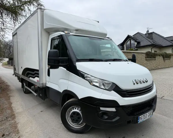 Biały Iveco Daily, idealny bus do 3.5 t na haku, gotowy do transportu.