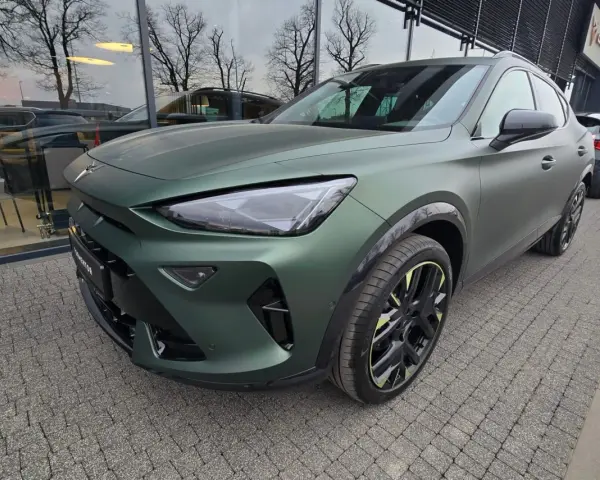 Nowa Cupra w matowym, zielonym kolorze prezentuje się imponująco na tle salonu.