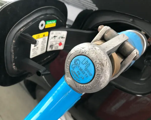 Tankowanie autobusu na gaz LPG. Wlew paliwa z niebieską nakładką i logo LPG Group.