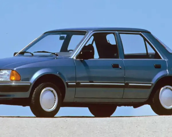 Niebieski Ford Orion z lat 80. na tle błękitnego nieba. Klasyk z przeszłości.
