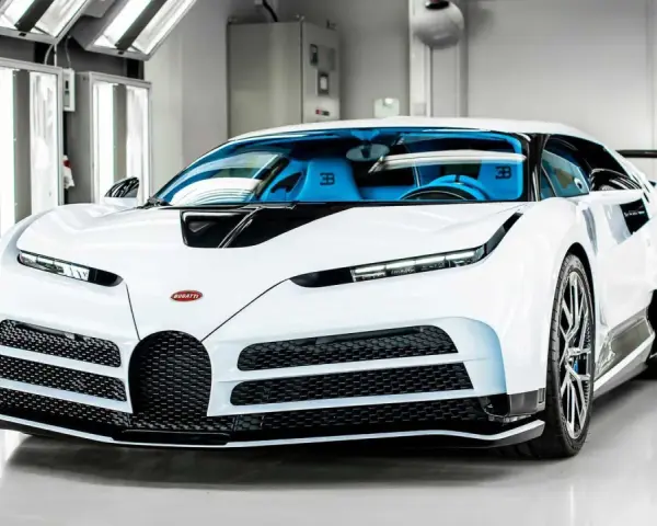 Białe Bugatti Centodieci z niebieskim wnętrzem. Zastanawiasz się, ile kosztuje Bugatti Centodieci? To marzenie wielu fanów motoryzacji.