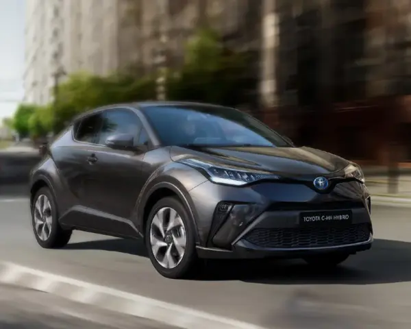 Ciemnoszara Toyota C-HR Hybrid w ruchu miejskim. Zastanawiasz się, ile pali Toyota C-HR Hybrid? Ten stylowy crossover zachwyca niskim spalaniem.