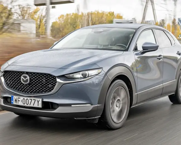 Szary SUV Mazda CX-30 w ruchu. Sprawdź aktualną mazda cx 30 cena i ofertę.