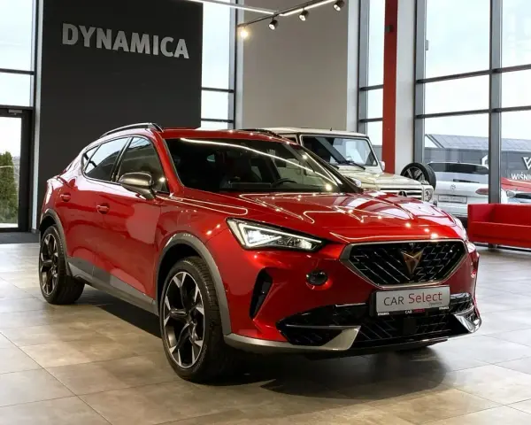 Błyszczący czerwony Cupra Formentor w salonie. Sprawdź atrakcyjną cupra auto cena i wybierz swój wymarzony model.