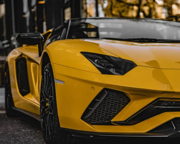 Żółte Lamborghini Aventador, marzenie wielu. Zastanawiasz się, ile kosztuje wypożyczenie lamborghini na weekend?
