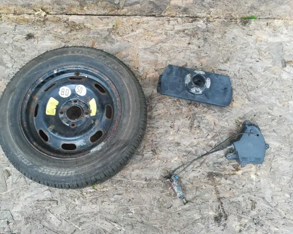 Koło zapasowe Peugeot 307 SW, mechanizm podnośnika i osłona. Dowiedz się, jak wyjąć koło zapasowe.