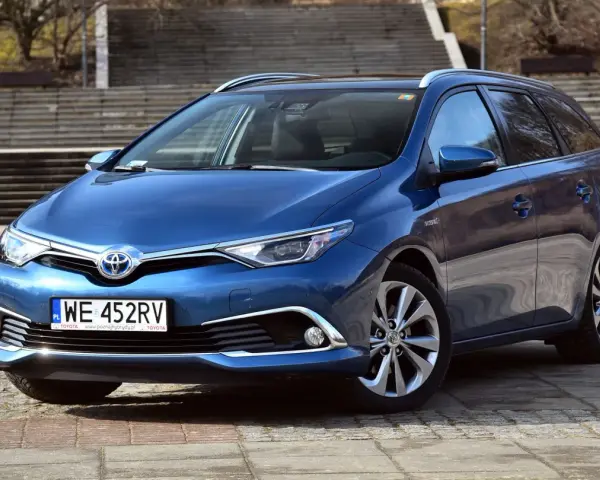 Niebieska Toyota Auris Hybrid. Jak odpalić ten samochód? Zobacz przód auta z tablicą rejestracyjną WE 452RV.