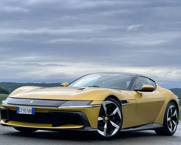 Złote Ferrari Purosangue na tle malowniczych wzgórz. Czy to jeden z tych, które zasiliły flotę Ferrari w Polsce?