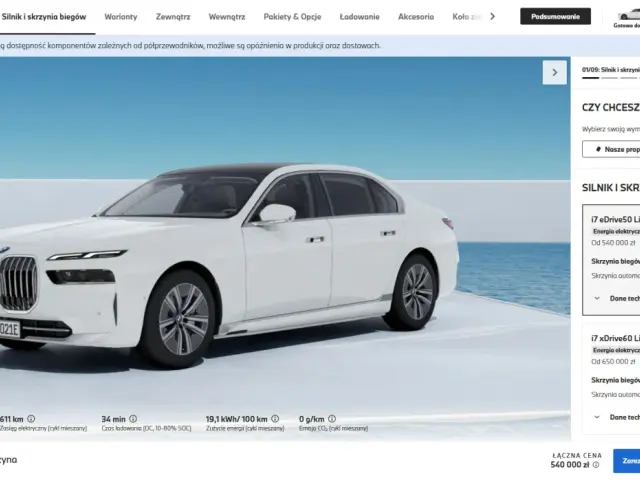 Białe BMW i7 eDrive50 Limuzyna na tle błękitnego nieba i wody. Konfiguracja silnika i skrzyni biegów.