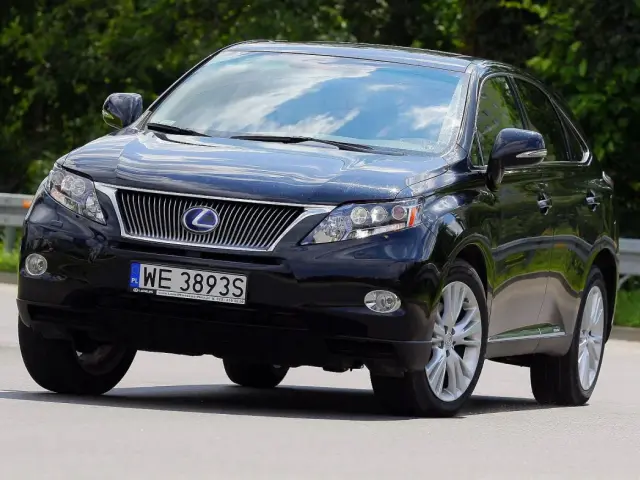 Czarny Lexus RX 450h z polskimi tablicami rejestracyjnymi WE 3893S jedzie po drodze.