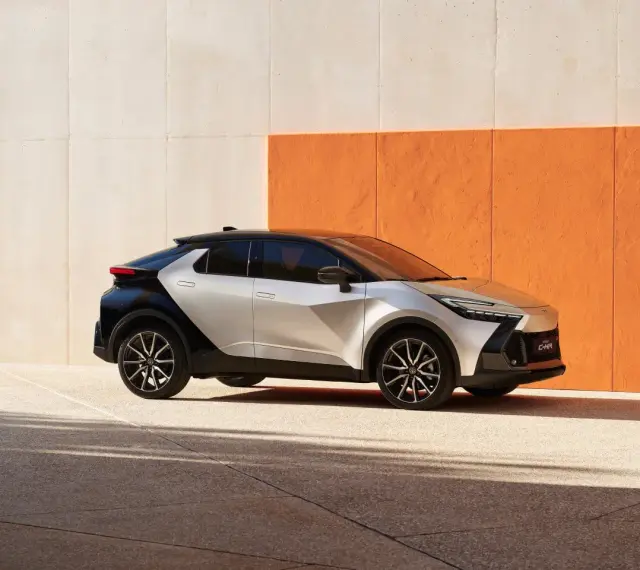 Nowy Toyota C-HR w dwukolorowym malowaniu, z dynamiczną sylwetką. Sprawdź jego atrakcyjną toyota chr cena.