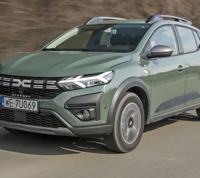 Zielony Dacia Sandero Stepway w ruchu. Sprawdź atrakcyjną dacia sandero cena i wybierz swój wymarzony model.