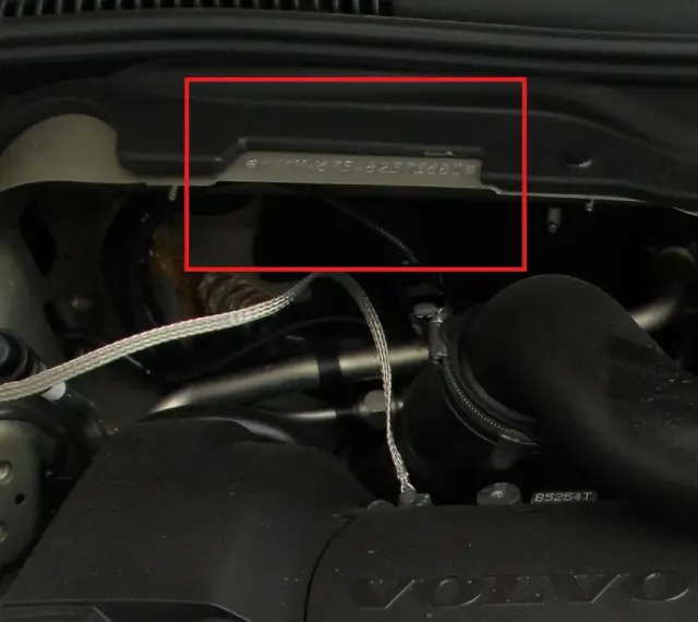 Widoczny numer nadwozia wybity na metalowej płytce w komorze silnika Volvo.