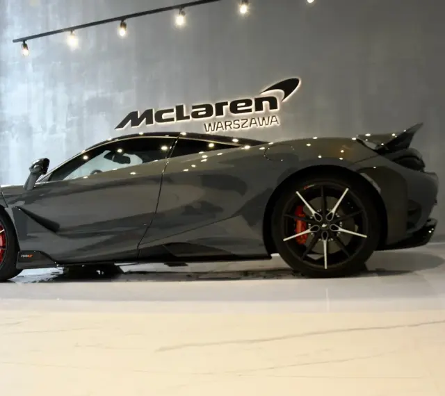 Szary McLaren 765LT w salonie McLaren Warszawa. Zastanawiasz się nad mclaren cena?