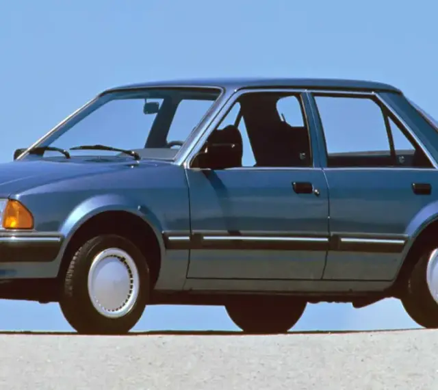 Niebieski Ford Orion z lat 80. na tle błękitnego nieba. Klasyk z przeszłości.