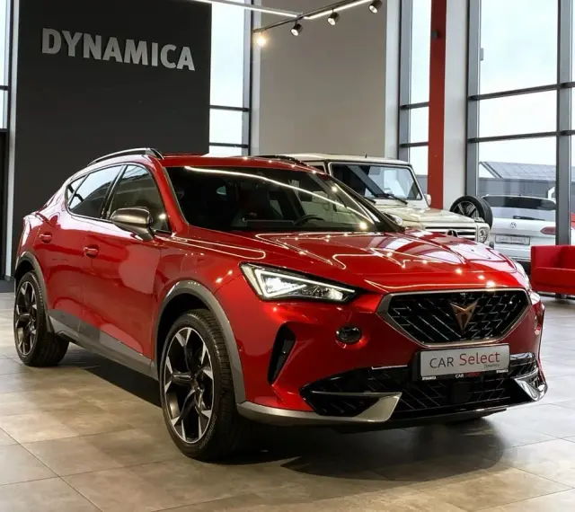 Błyszczący czerwony Cupra Formentor w salonie. Sprawdź atrakcyjną cupra auto cena i wybierz swój wymarzony model.