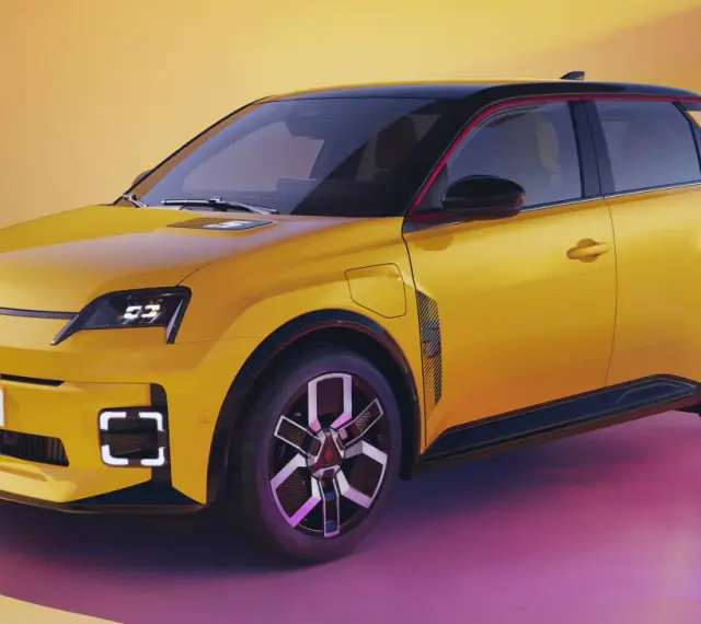 Nowy, żółty Renault 5 z czarnym dachem i czerwonymi akcentami, prezentuje nowoczesny design.