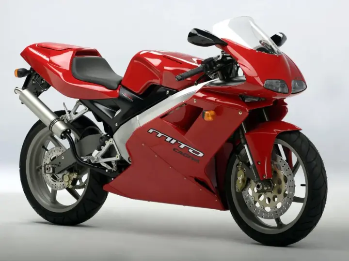 Czerwony motocykl Cagiva Mito, idealny na kategorię B prawa jazdy. Sportowy wygląd i zwinność.