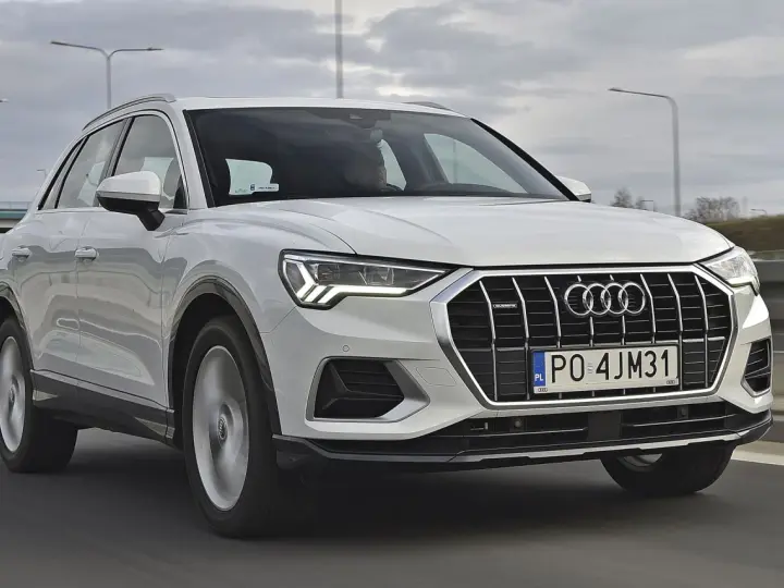 Białe Audi Q3 w ruchu drogowym. Sprawdź aktualną audi q3 cena i ofertę.
