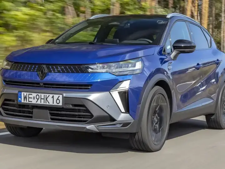 Niebieski Renault Captur w ruchu. Sprawdź aktualną renault captur cena i dowiedz się więcej o tym stylowym SUV-ie.