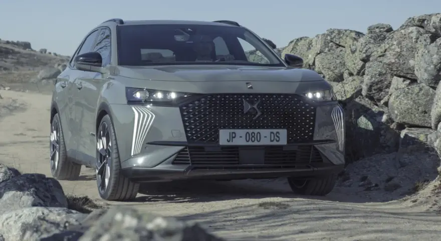 Szary DS7 Crossback pokonuje kamienisty teren.