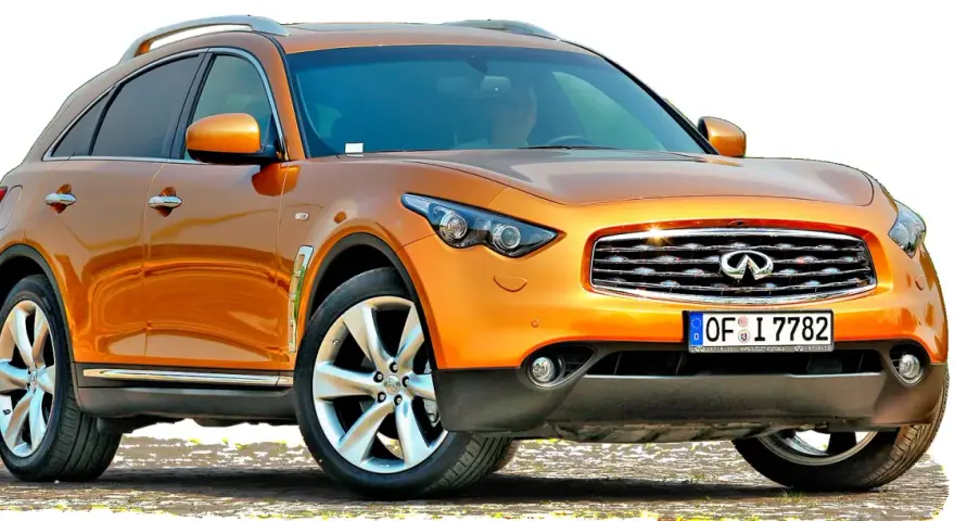 Pomarańczowy infiniti samochód z chromowanymi detalami i felgami, gotowy na przygodę.