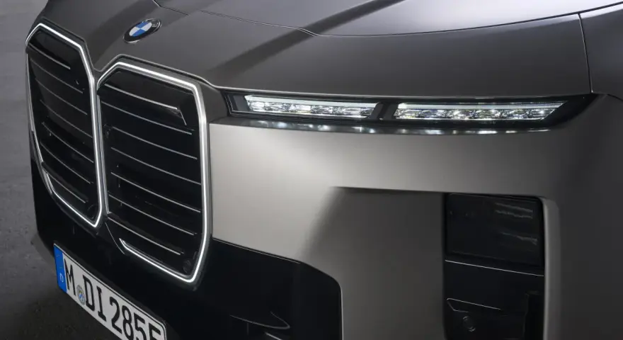 Przód nowego BMW 2026 z podświetlaną atrapą chłodnicy i smukłymi światłami LED.