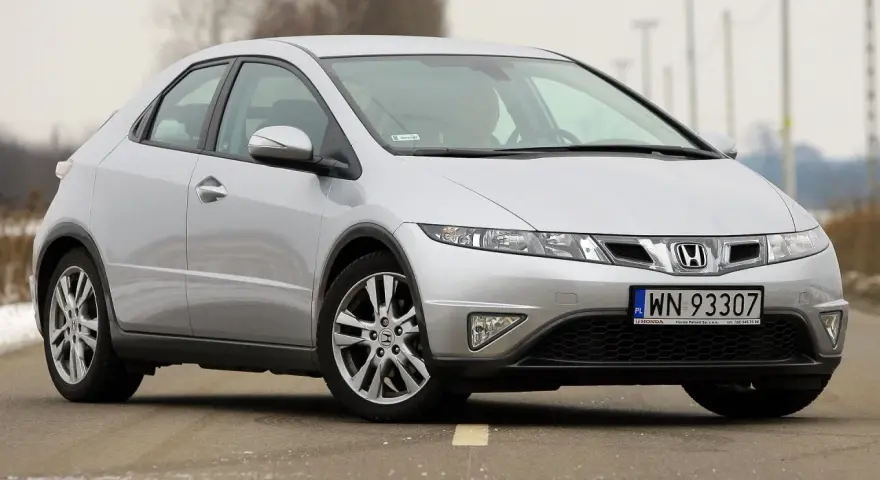 Srebrny Honda Civic, wyglądający jak UFO, na drodze.