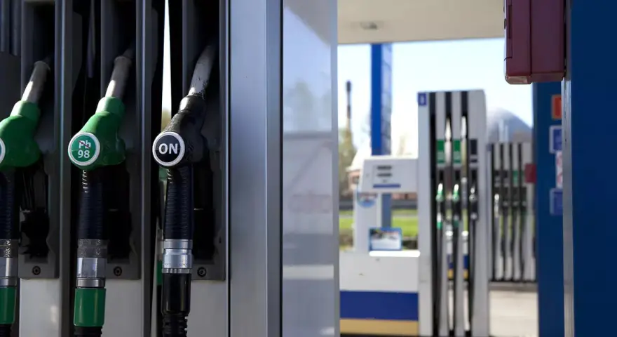 Dystrybutory paliwa na stacji. Zastanawiasz się, jakie paliwo do Toyoty Auris Hybrid?