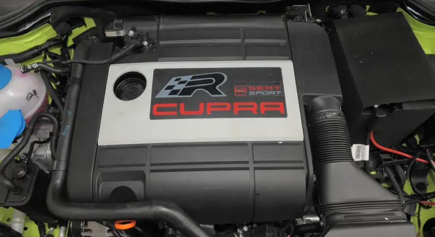 Silnik Cupra R z napisem "Powered by World Champion" pod maską Seata Leon 1.