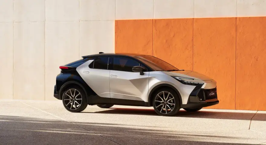 Nowy Toyota C-HR w dwukolorowym malowaniu, z dynamiczną sylwetką. Sprawdź jego atrakcyjną toyota chr cena.