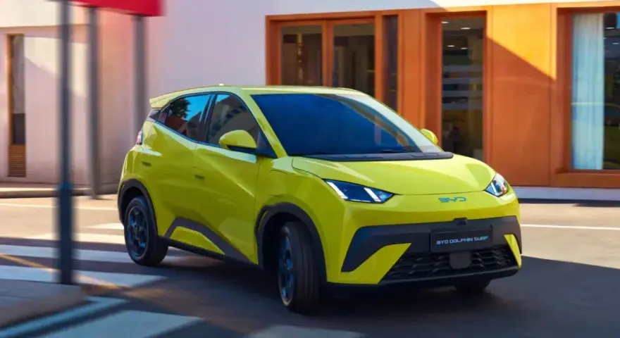 Żółty BYD Dolphin Surf na pasach. Sprawdź atrakcyjną cenę tego elektrycznego auta!