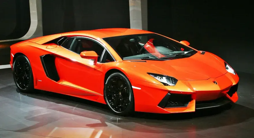 Pomarańczowe Lamborghini Aventador na wystawie. Zastanawiasz się, ile kosztuje Lamborghini Aventador?
