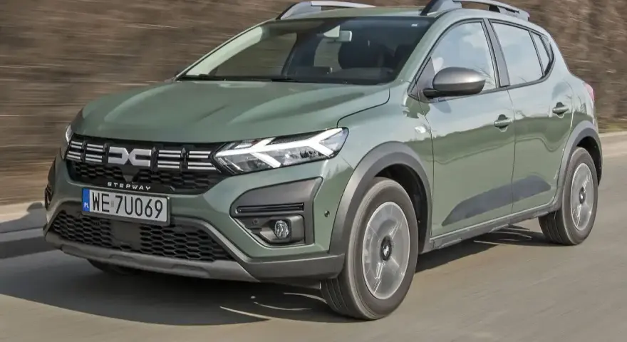 Zielony Dacia Sandero Stepway w ruchu. Sprawdź atrakcyjną dacia sandero cena i wybierz swój wymarzony model.