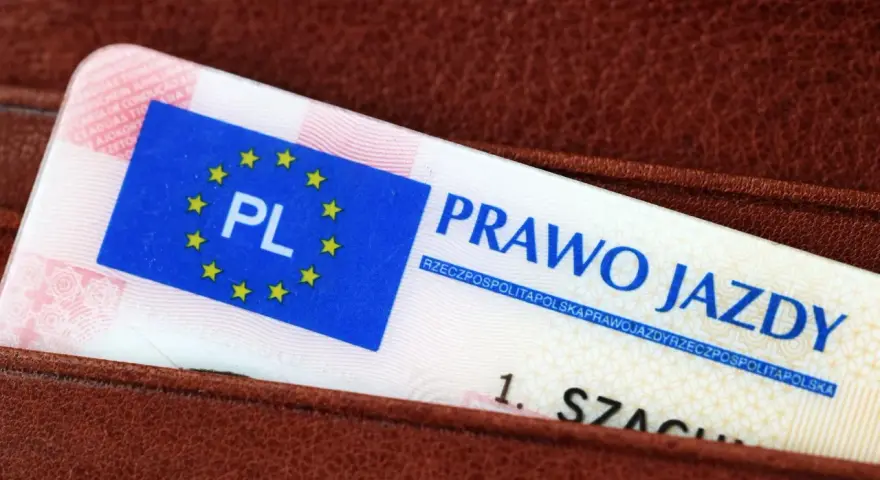 Polskie prawo jazdy w portfelu. Czas na wymianę dokumentu, by móc legalnie podróżować.