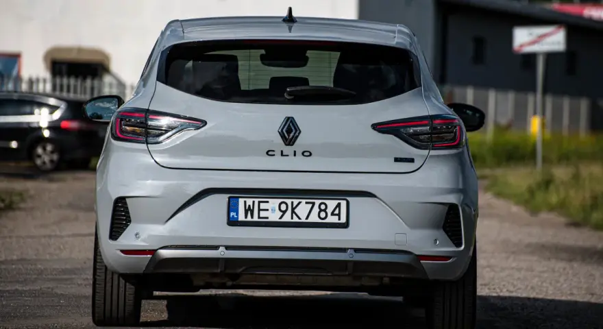 Szare Clio 5 z polskimi tablicami WE 9K784 stoi na drodze.