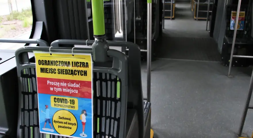 Ograniczona liczba miejsc siedzących w autobusie. Proszę nie siadać w tym miejscu. Zachowaj dystans od innych pasażerów.