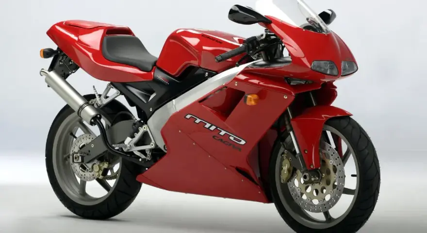 Czerwony motocykl Cagiva Mito, idealny na kategorię B prawa jazdy. Sportowy wygląd i zwinność.