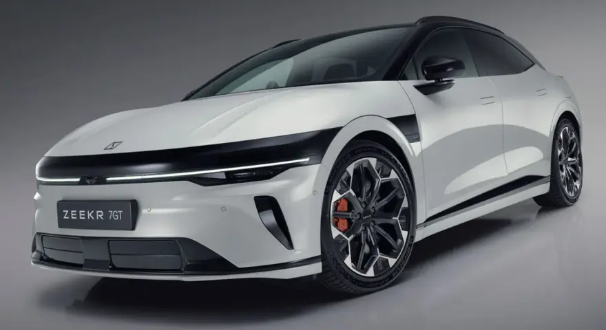 Biały samochód elektryczny Zeekr 7GT z czarnymi akcentami i futurystycznymi felgami. Ta marka samochodu na zdjęciu prezentuje nowoczesny design.