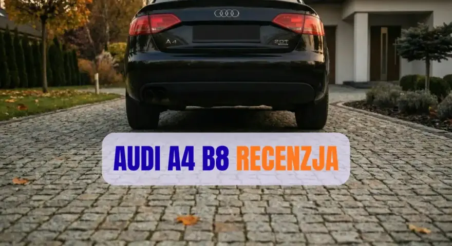 Czarny Audi A4 B8 na podjeździe przed domem. Tekst "AUDI A4 B8 RECENZJA" nałożony na obraz.