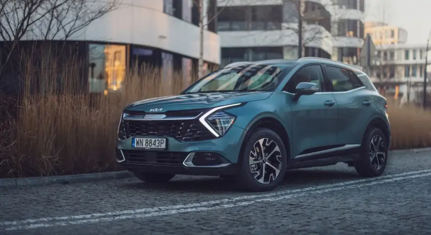 Nowy Kia Sportage w miejskim otoczeniu. Sprawdź aktualną kia sportage cena i wybierz swój wymarzony SUV.