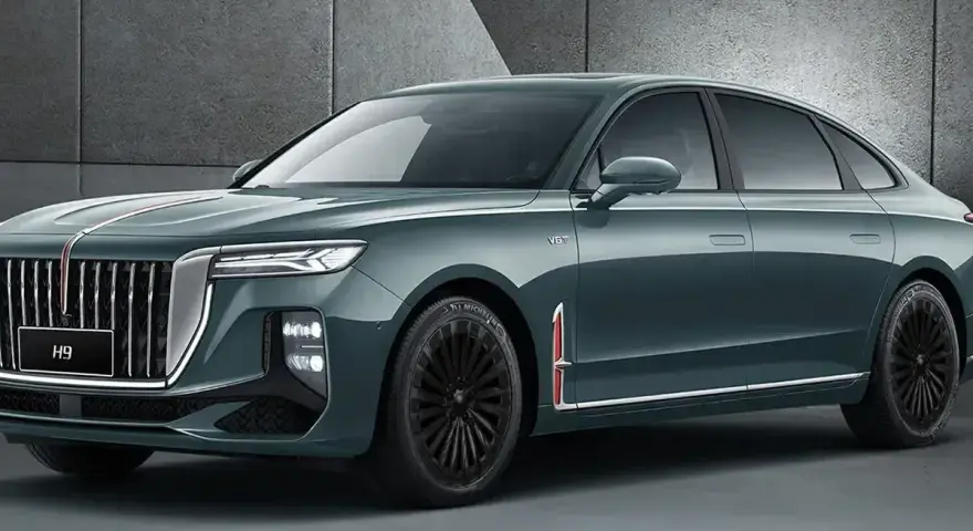 Elegancki, ciemnozielony Hongqi H9 z chromowanymi detalami i czarnymi felgami. Sprawdź, jaka jest jego hongqi h9 cena.