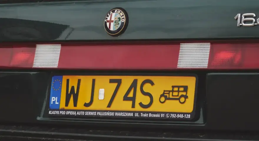 Zielona Alfa Romeo z tablicą rejestracyjną WJ-74S. Klasyk pod opieką auto serwisu.